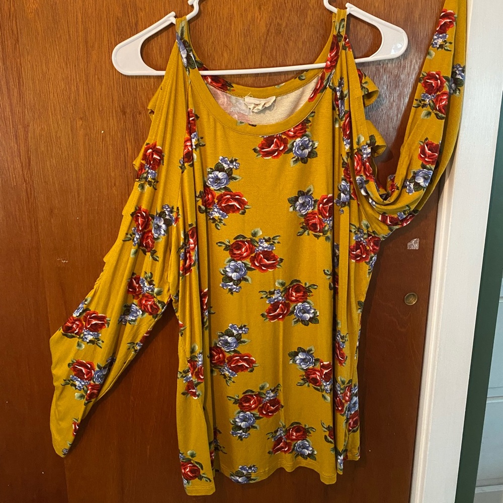Long Sleeved Shirt w/ Sleeve Cutout